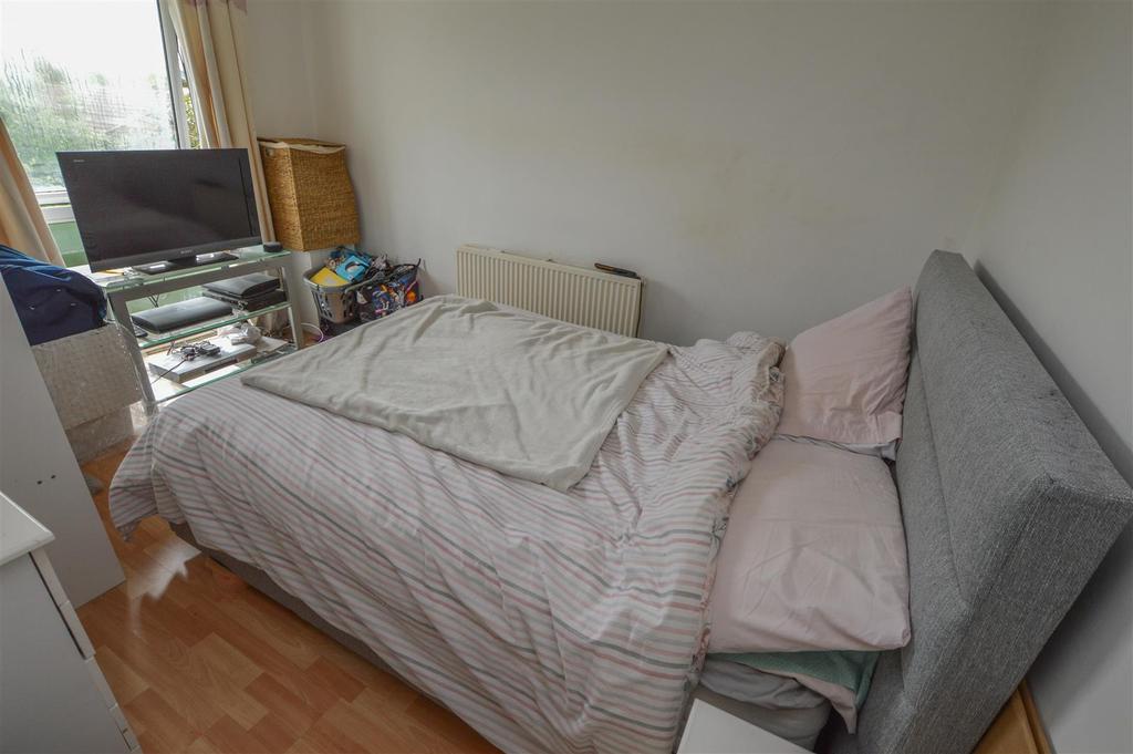 Wyedale, London Colney 2 bed flat £950 pcm (£219 pw)