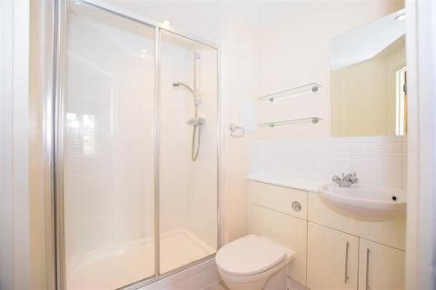 2 bedroom flat to rent, Avian Avenue, St. Albans AL2