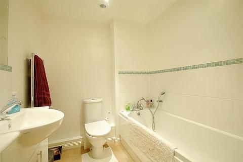 2 bedroom flat to rent, Avian Avenue, St. Albans AL2