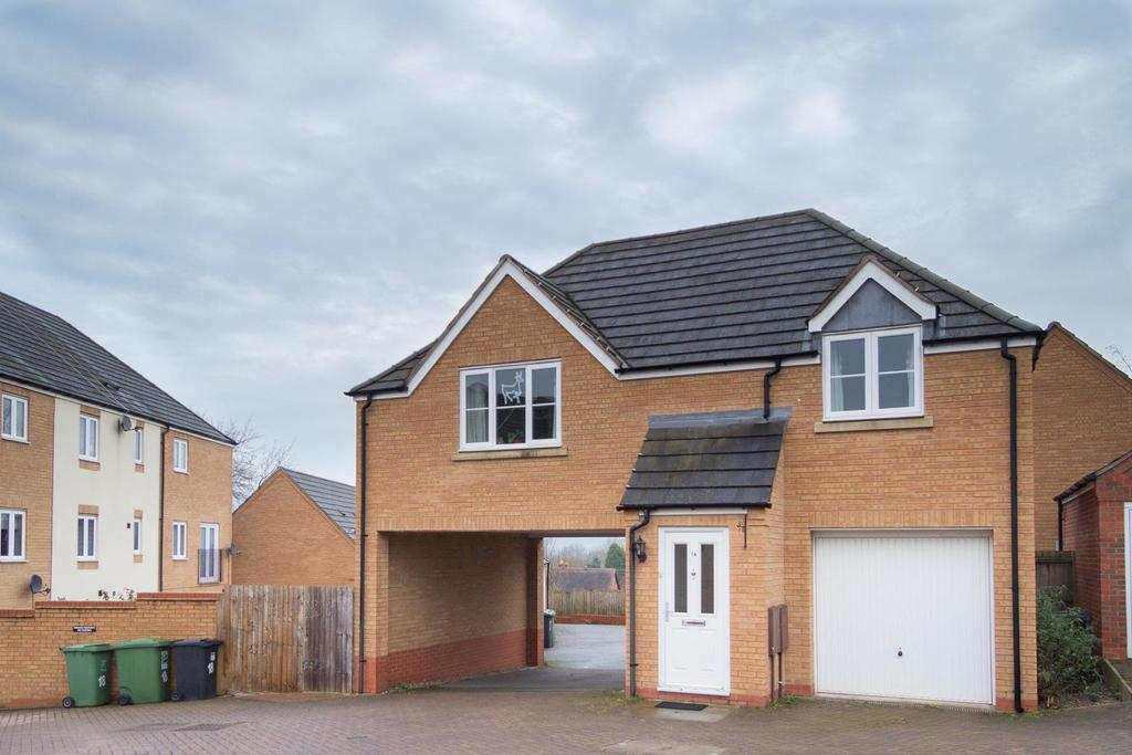 Dixon Close, Redditch 2 bed apartment £700 pcm (£162 pw)