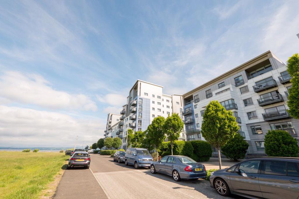 WESTERN HARBOUR TERRACE, NEWHAVEN, EH6 6JQ 3 bed flat £1,200 pcm (£