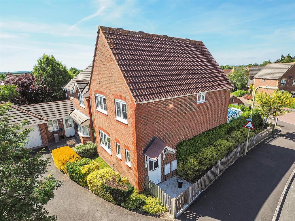 Celtic Drive, Andover 3 bed detached house £350,000
