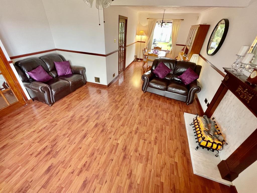 10 Broomlands Crescent, Erskine 3 bed detached villa £220,000