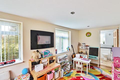 19 Eastwell Close, Beckenham, BR3 1TY