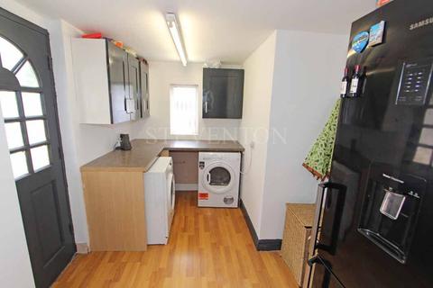 14 Ashenden Rise, Wolverhampton, WV3 8LE