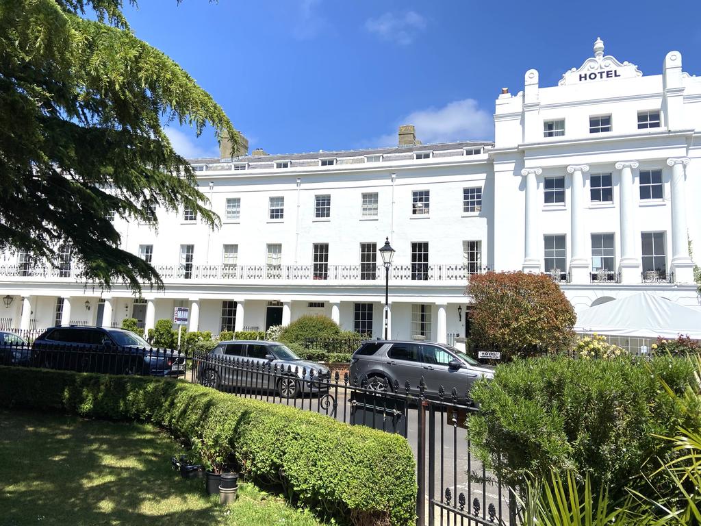 Crescent Road, Alverstoke, Gosport PO12 2 bed apartment for sale £235,000