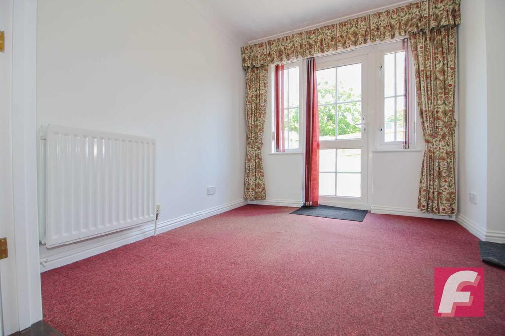 Foxleys, Carpenders Park 3 bed end of terrace house £1,400 pcm (£323 pw)