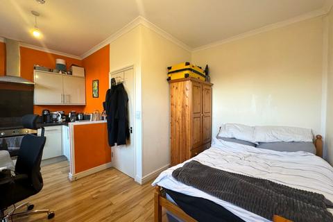 Studio to rent, Hornsey Road, Archway