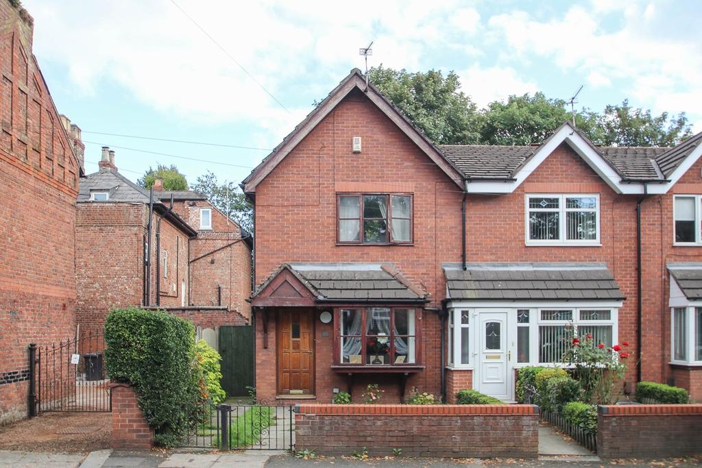 Peel Green Road, Eccles, Manchester, M30 2 bed end of terrace house £
