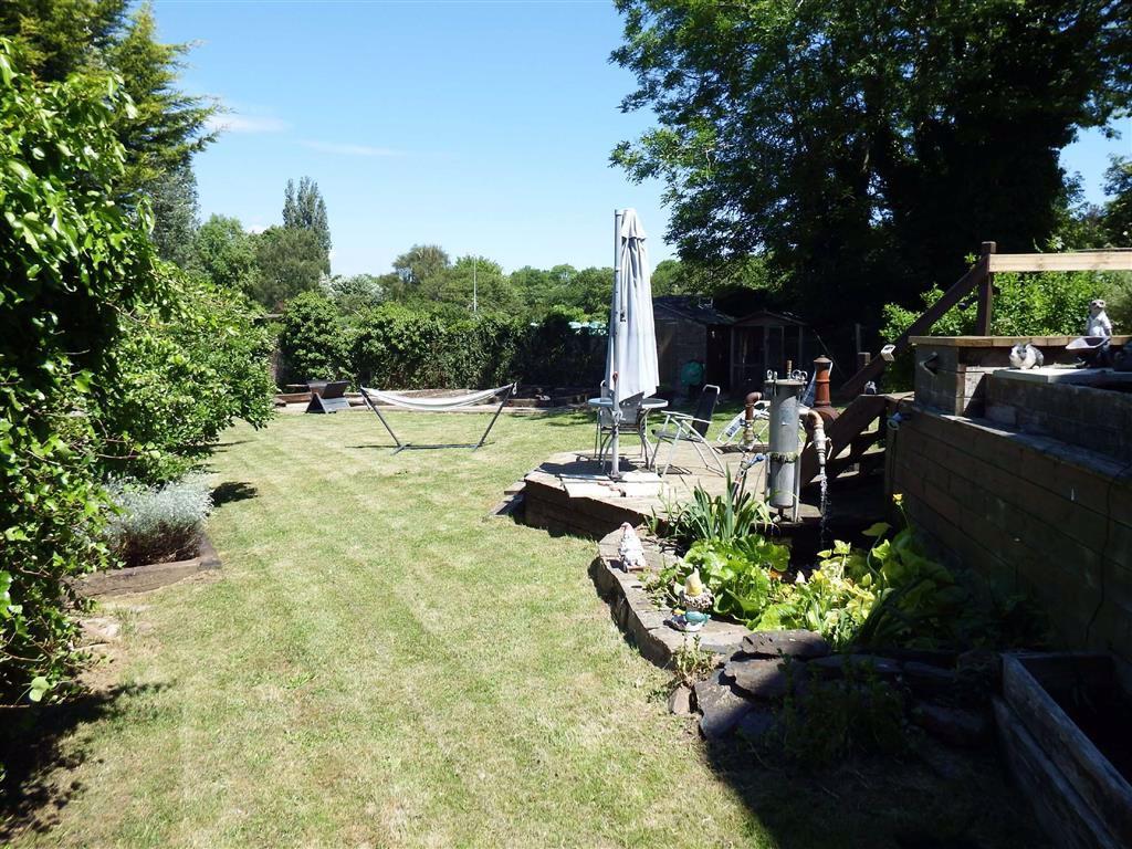 Ellis Avenue, Stevenage, Hertfordshire, SG1 2 bed semidetached house