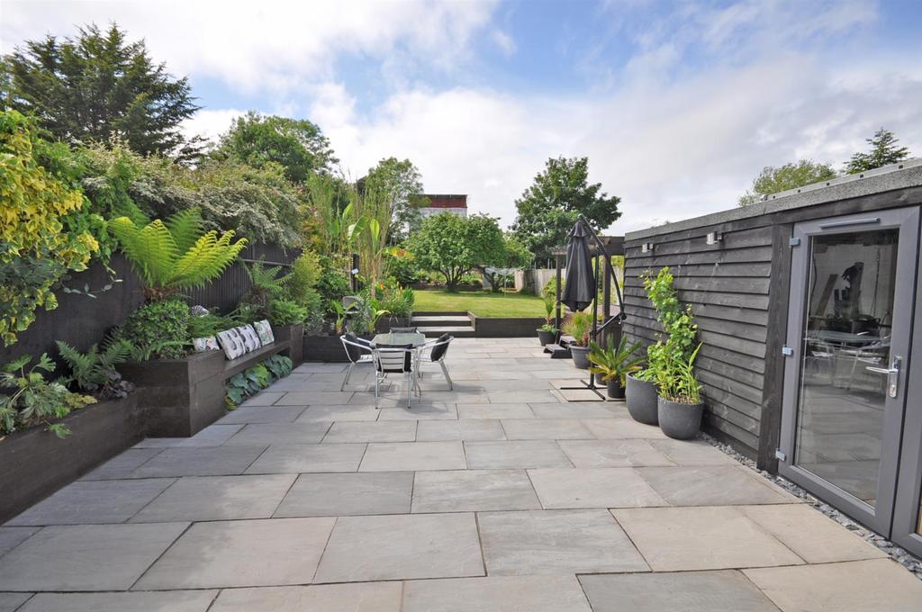 Hawks Road, Hailsham 2 bed semidetached bungalow £299,950