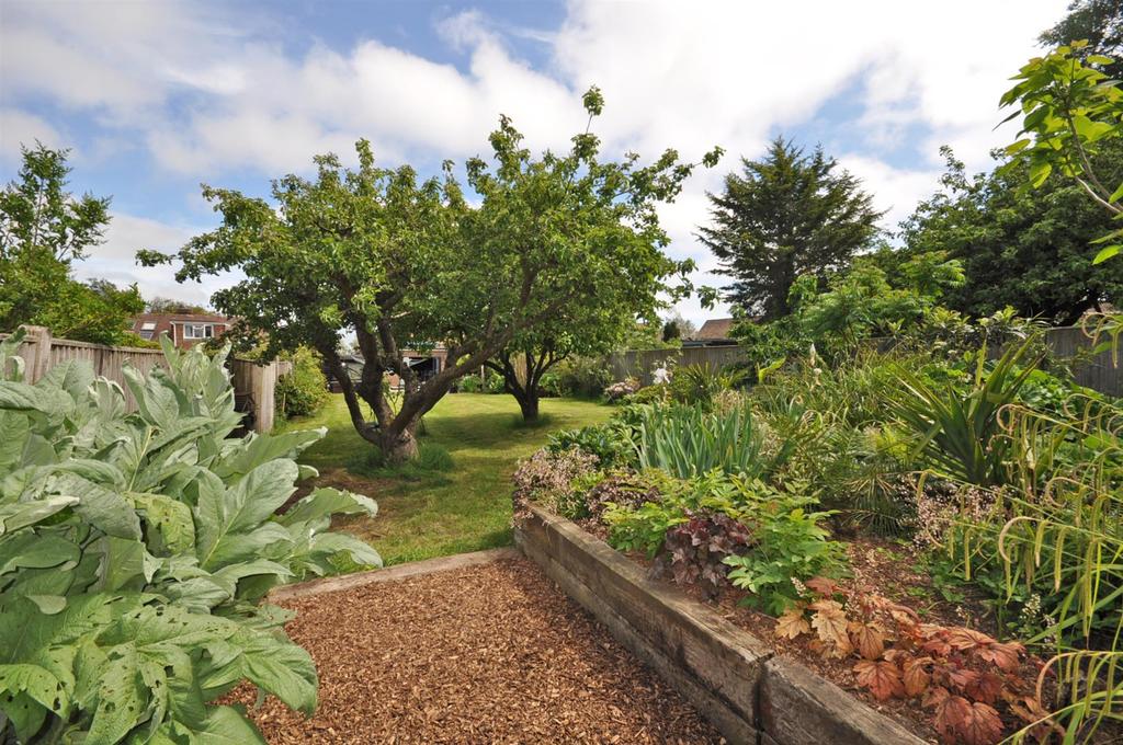 Hawks Road, Hailsham 2 bed semidetached bungalow £299,950