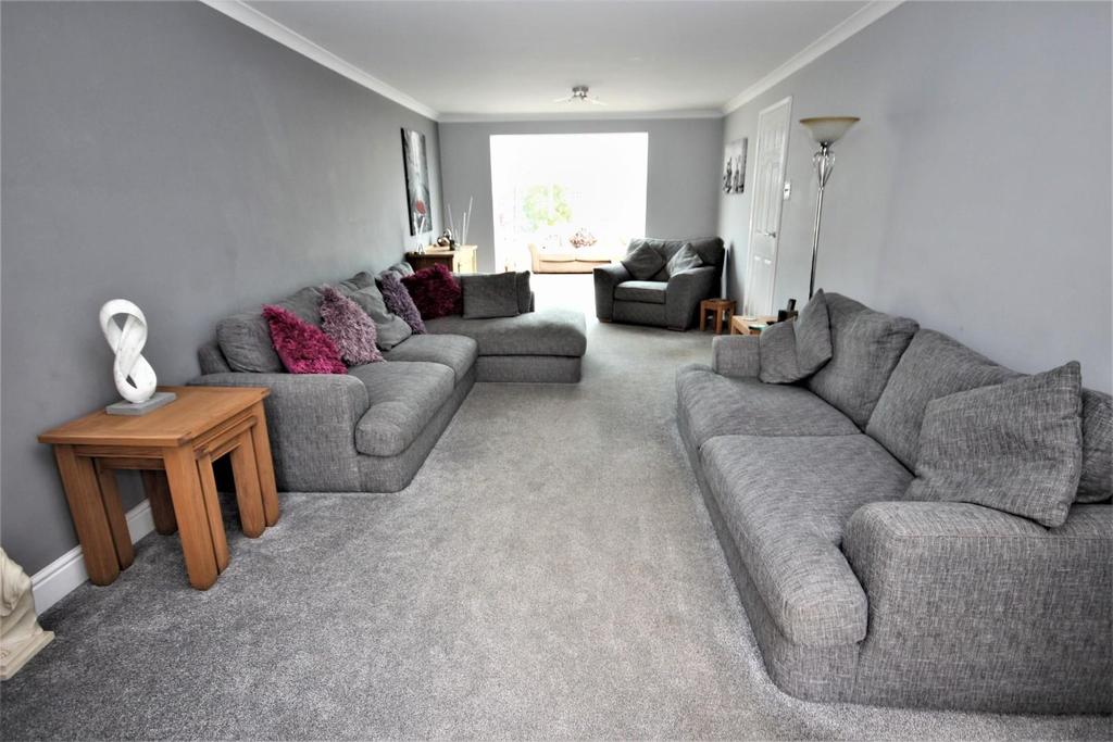 Lounge/dining room