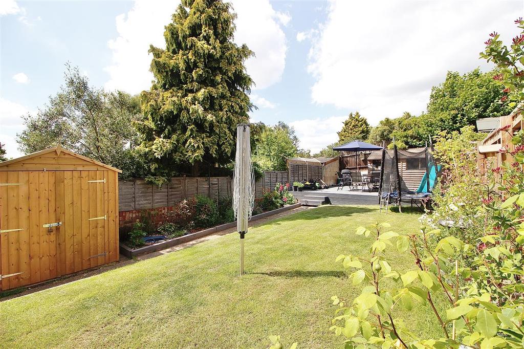 Pine View Road, Ipswich 3 bed semidetached house £300,000