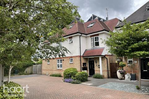 5 Andrews Gate, Shepperton, TW17 0AP