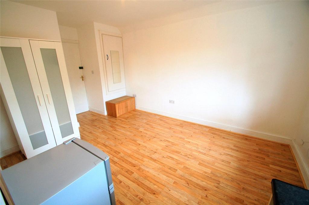 The Parade, Sudbury Heights Avenue... Studio - £850 pcm (£196 pw)