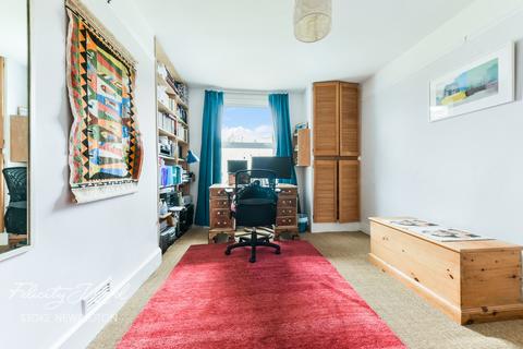 21b Osbaldeston Road, London, N16 7DJ