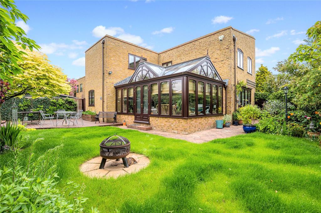 Moat End, Thorpe Bay, SS1 4 bed detached house for sale £995,000