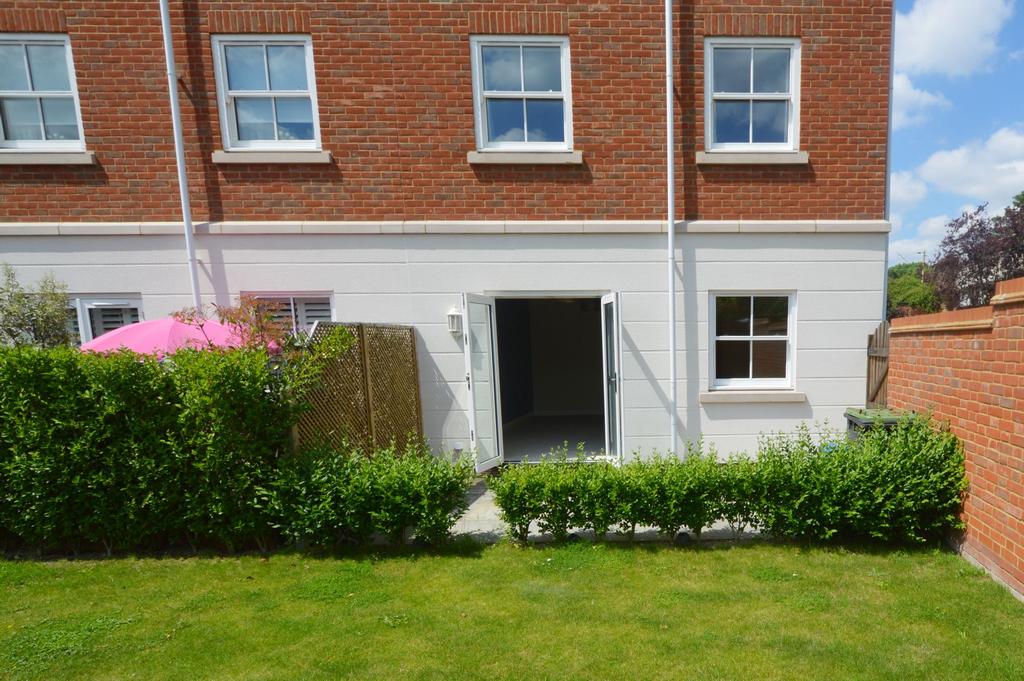 Thorpe Hall Avenue, Thorpe Bay, SS1 3 bed end of terrace house £425,000
