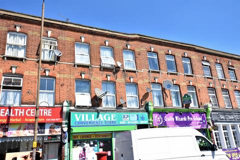 Studio to rent, High Street, Eltham, SE9