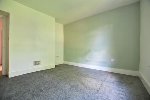 Studio to rent, High Street, Eltham, SE9