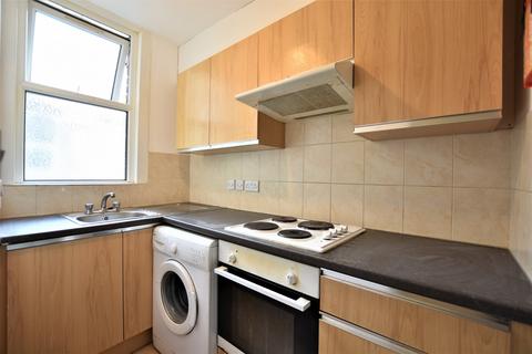 Studio to rent, High Street, Eltham, SE9