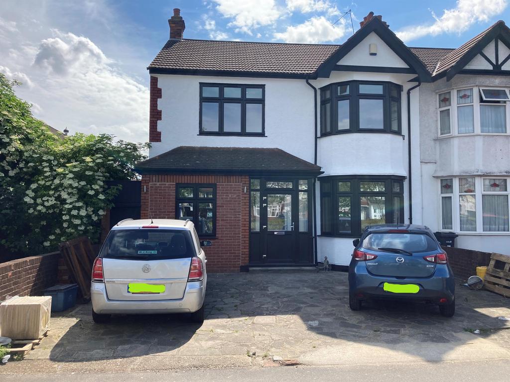 Woodford Avenue, Gants Hill, IG2 6UH 6 bed semidetached house £2,500