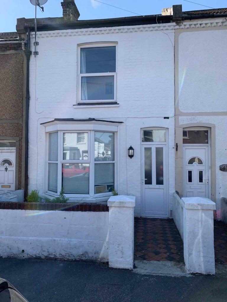 Longstone Road, Eastbourne 2 bed terraced house £975 pcm (£225 pw)
