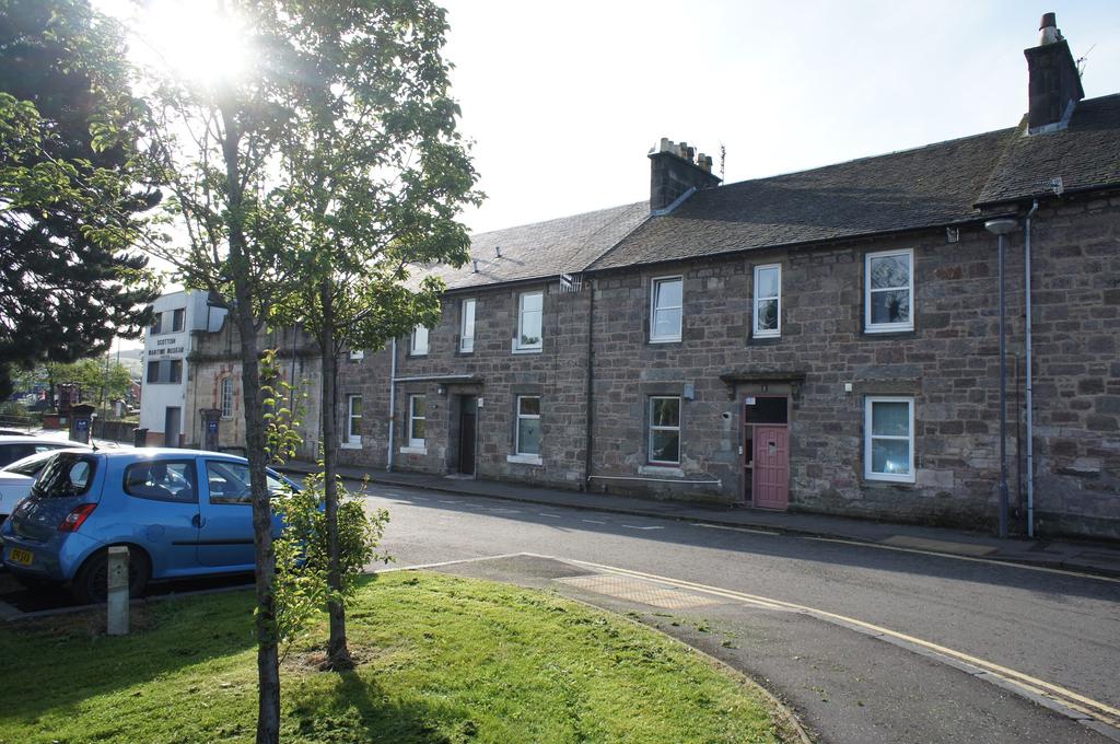 Castle Terrace, Dumbarton G82 1 bed ground floor flat £375 pcm (£87 pw)