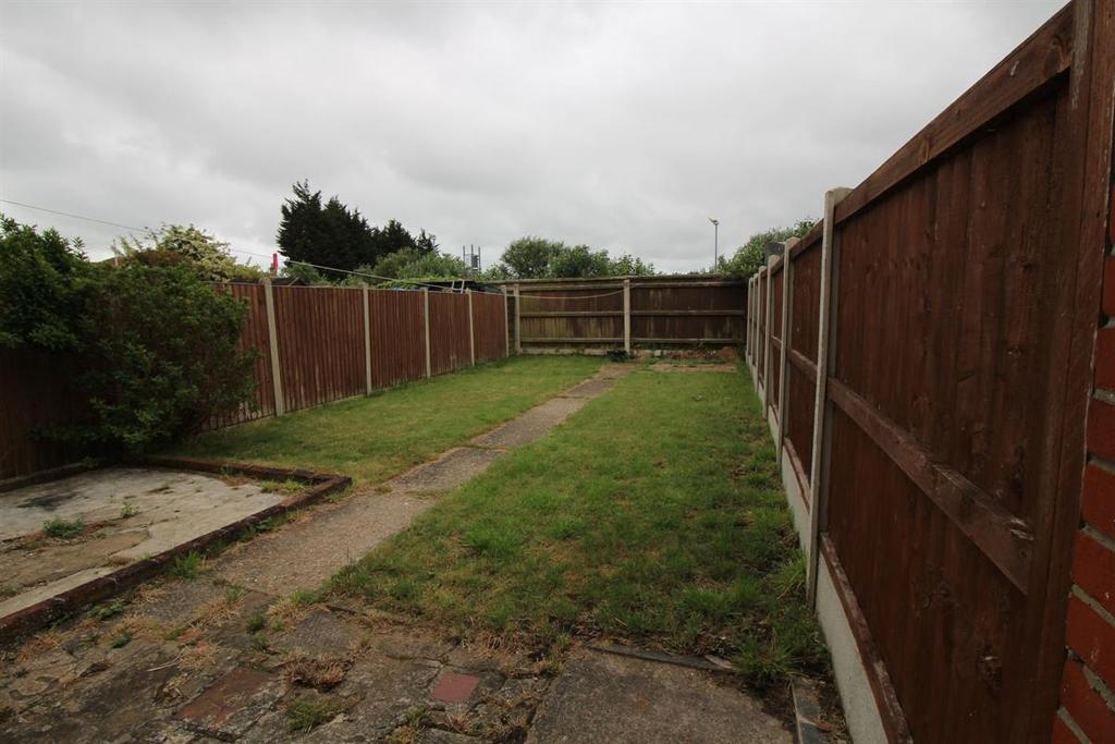 Anchor Road, ClactononSea 2 bed semidetached house £800 pcm (£185 pw)