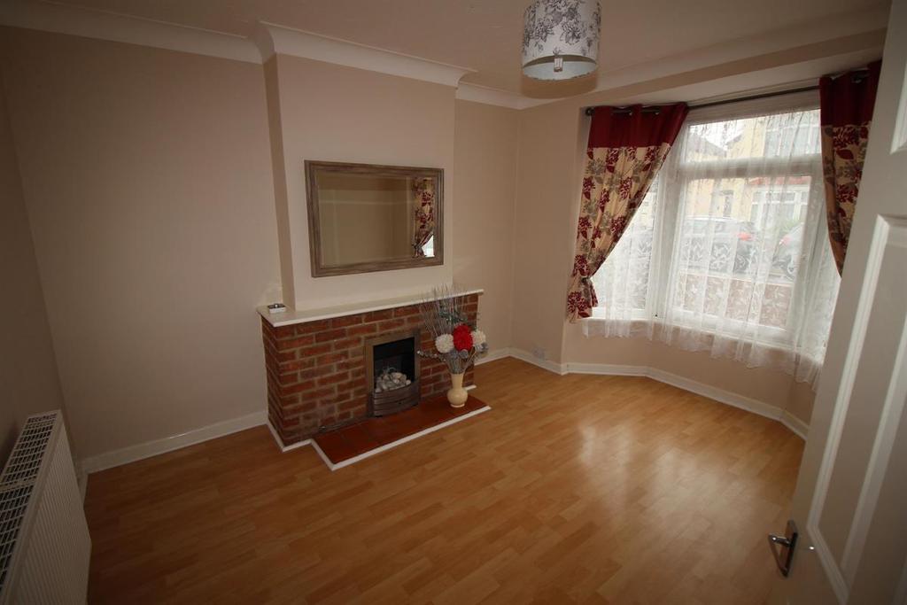 Anchor Road, ClactononSea 2 bed semidetached house £800 pcm (£185 pw)