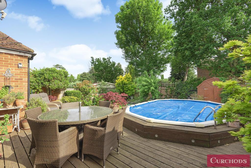 Glebeland Gardens, Shepperton, TW17 4 bed semidetached house £735,000