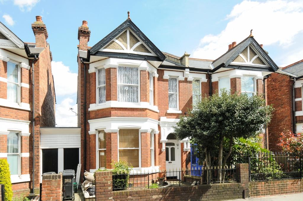 Beulah Hill Upper Norwood SE19 2 bed apartment £1,200 pcm (£277 pw)