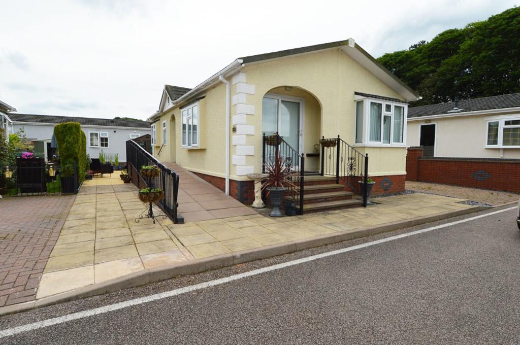 Lower Lodge Park Home, Armitage 2 bed mobile home £140,000