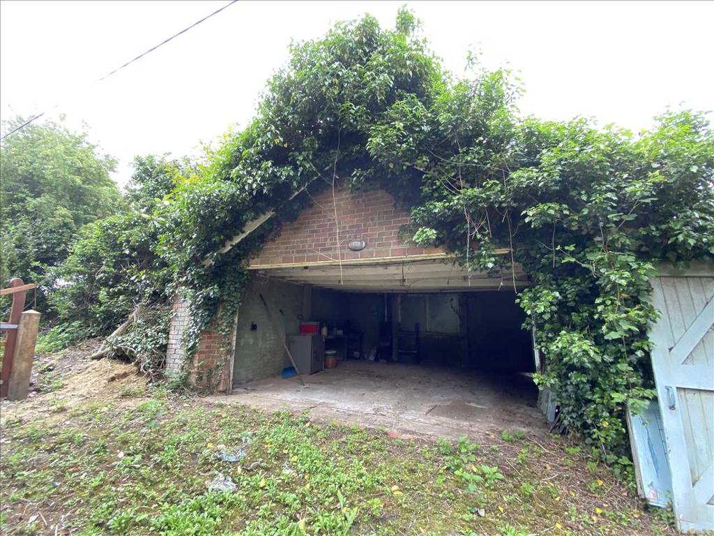 Garage/Car Port