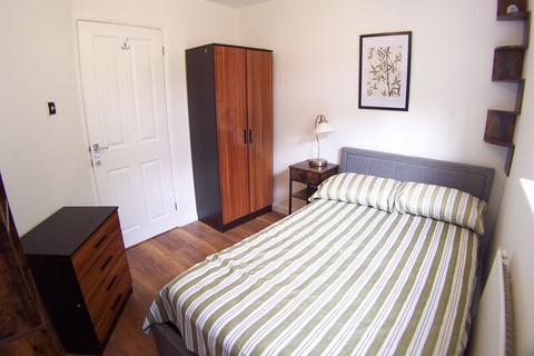 3 bedroom apartment to rent, St. Michaels Crescent, Leeds