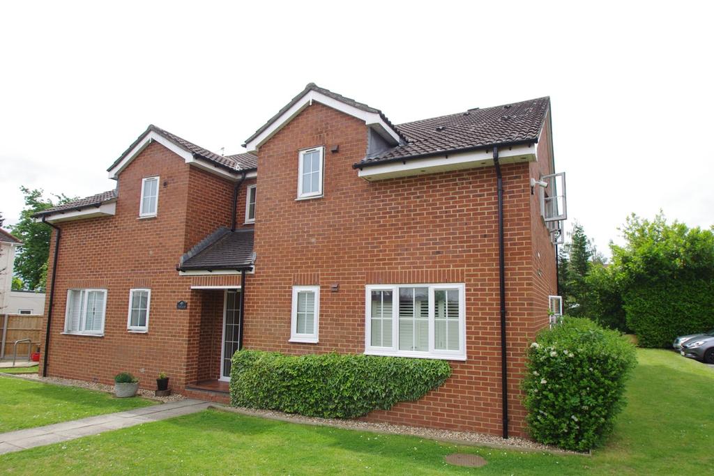 Holm Oak Park, Hagden Lane, Watford... 2 bed apartment £1,150 pcm (£