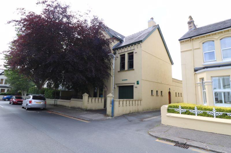 26 Hawarden Avenue, Douglas 2 bed apartment £700 pcm (£162 pw)