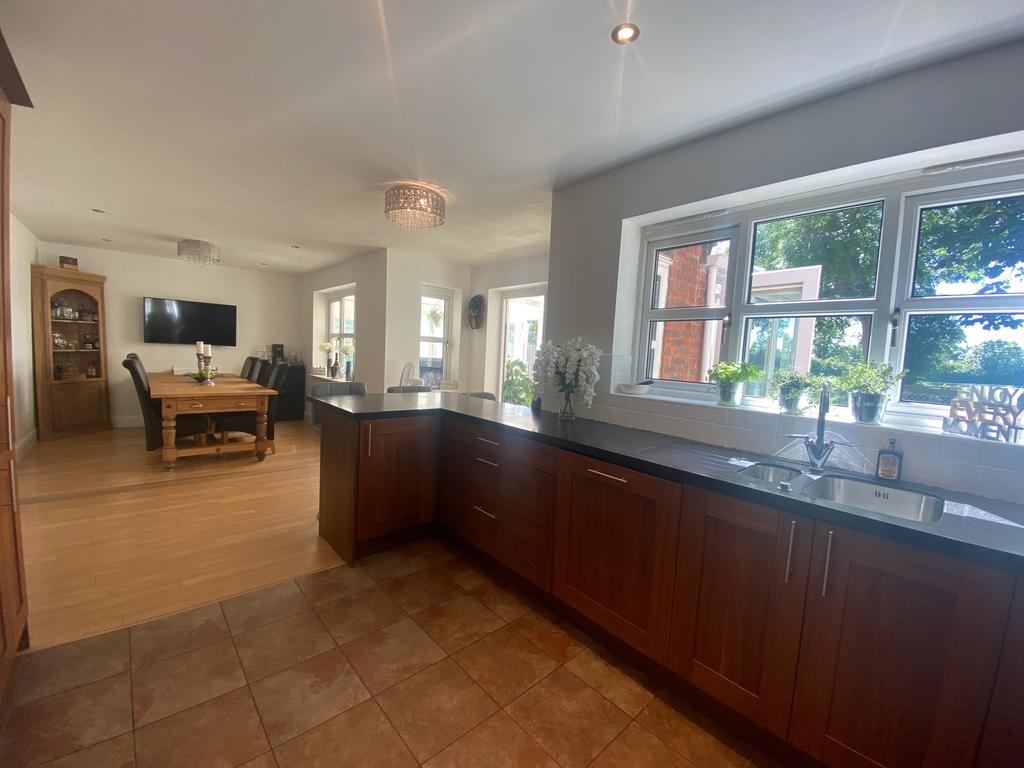 Emmerson Avenue, Stratford Upon Avon, Warwickshire, CV37 4 bed detached