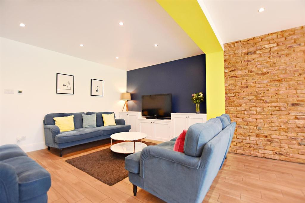 Blackwell Road, Kings Langley 4 bed semidetached house £750,000