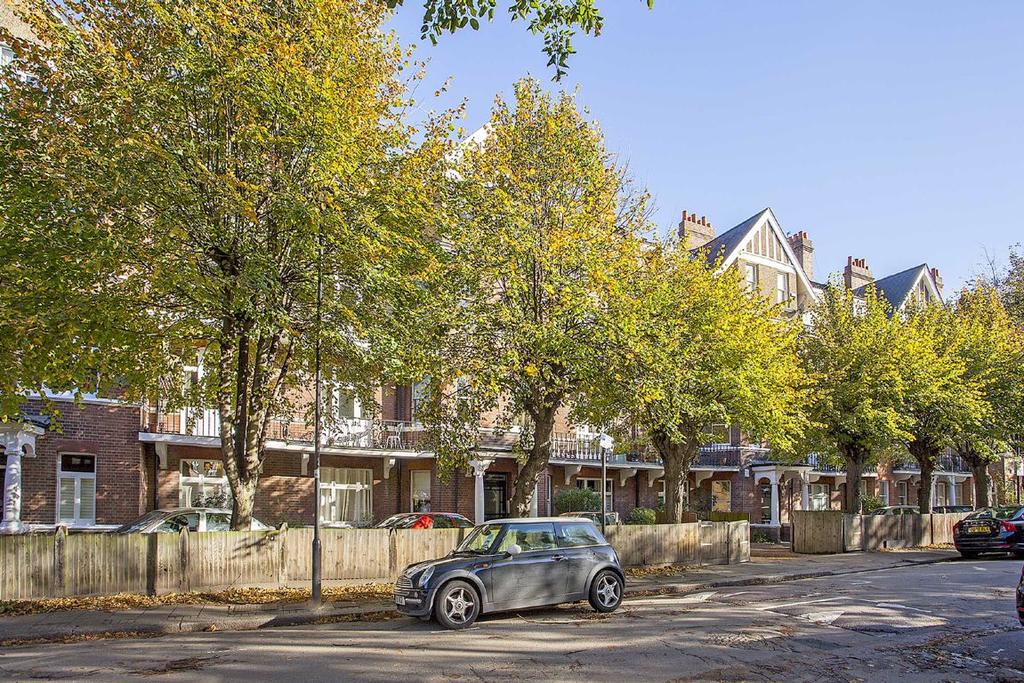 Cavendish Gardens, Trouville Road, Clapham 3 bed flat £2,250 pcm (£