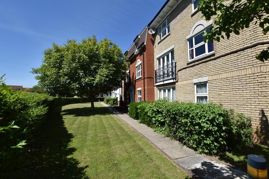 Tallow Gate, South Woodham Ferrers 2 bed apartment £218,000