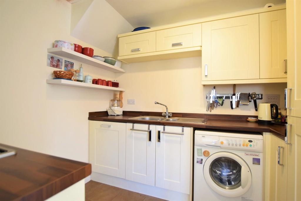 Martingale Mews, Oakham 2 bed end of terrace house £199,995