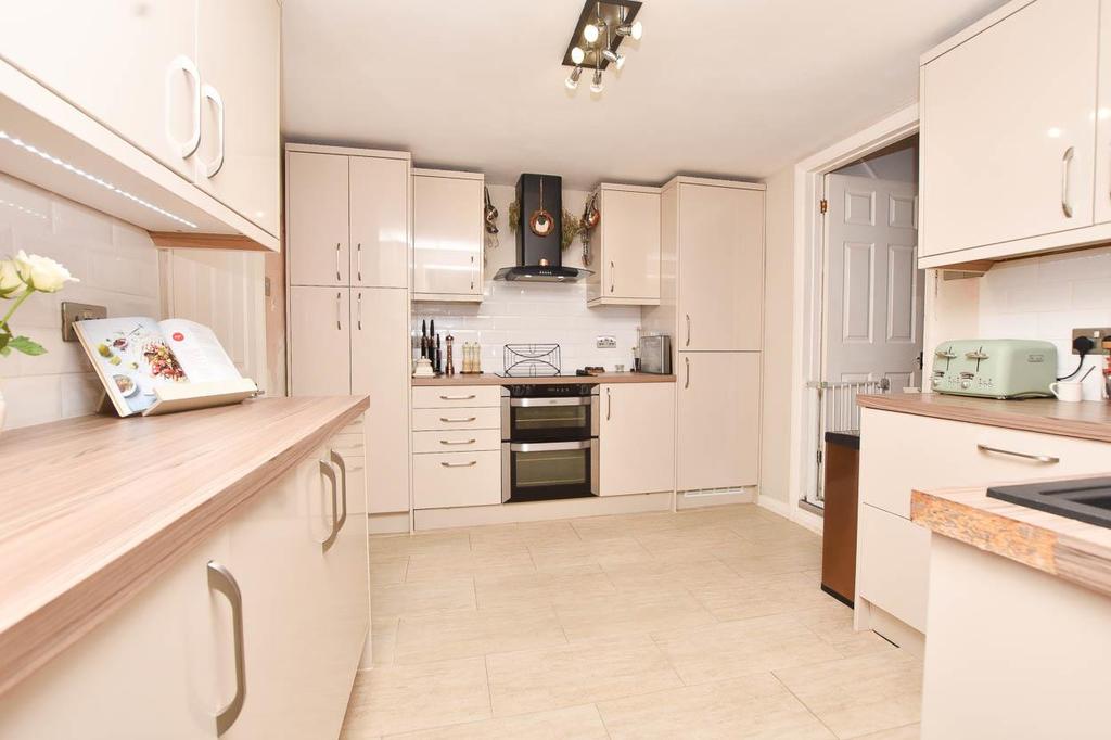 Beach Road, Eastbourne 4 bed terraced house £340,000