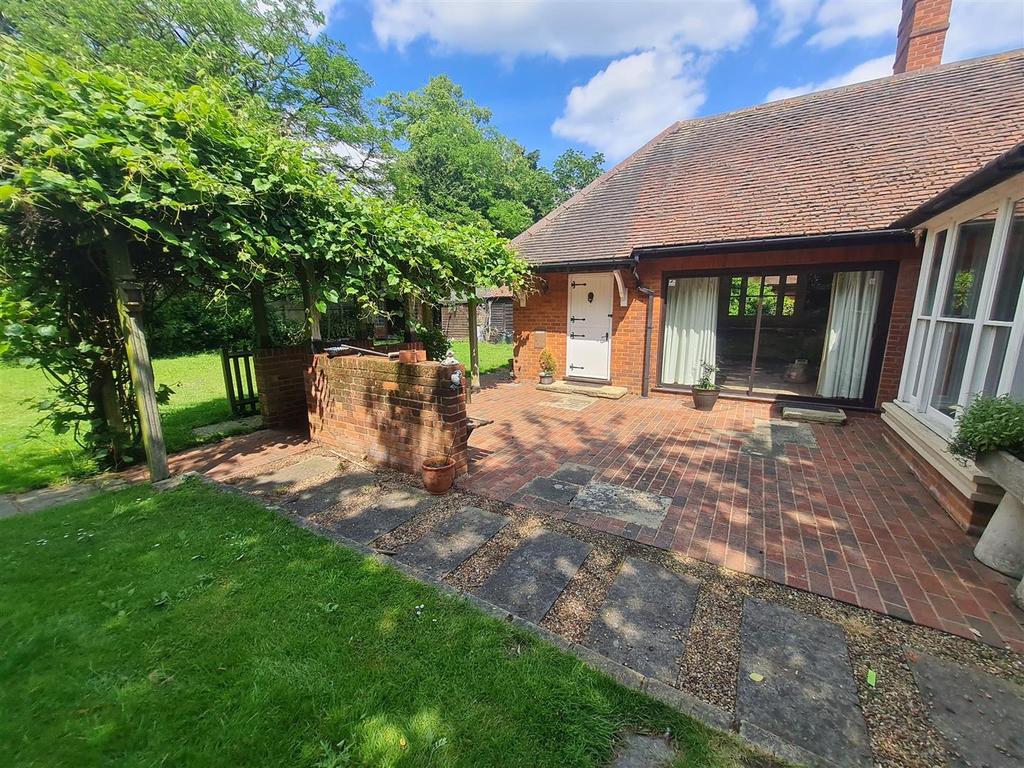 Prince Charles Avenue, Orsett, Grays 3 bed semidetached bungalow £