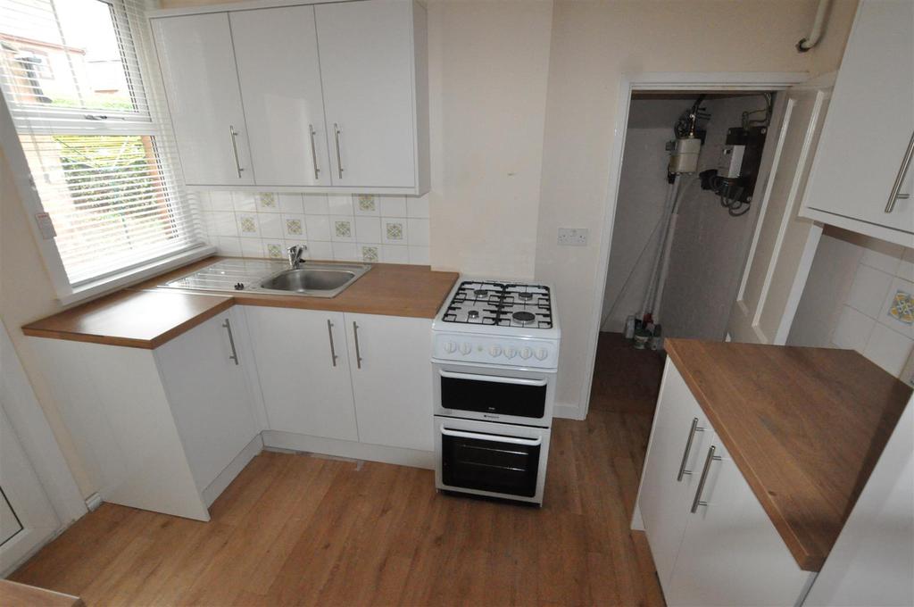 Chester Place, Malvern 2 bed terraced house £700 pcm (£162 pw)