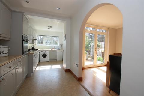 11 The Meadows, Ingrave, Brentwood, CM13 3RL