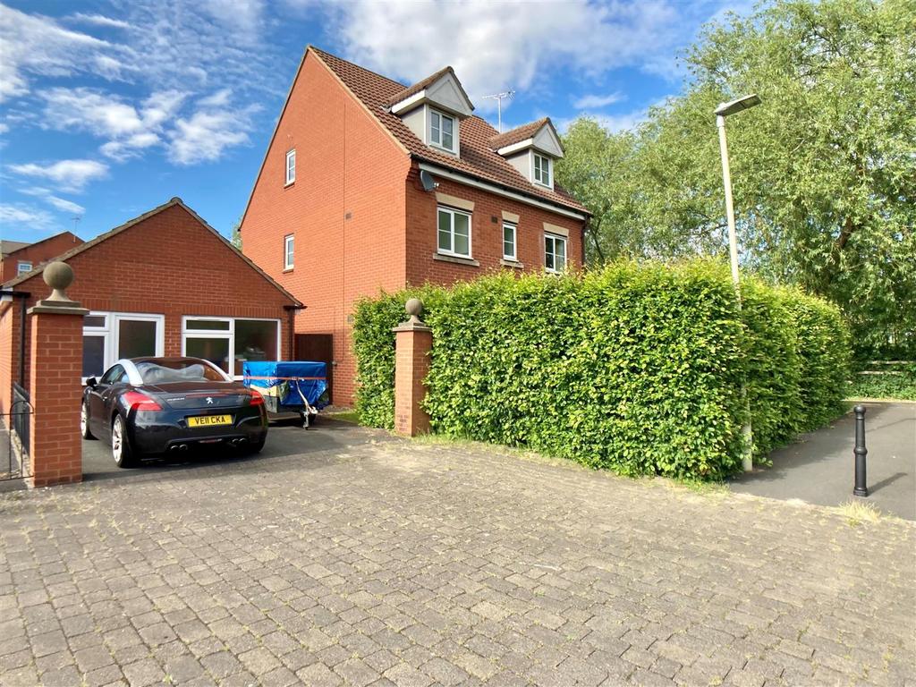 Streamside, Tuffley, Gloucester 5 bed house £420,000