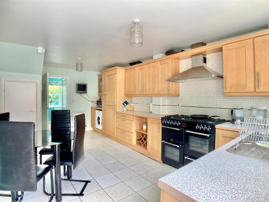Streamside, Tuffley, Gloucester 5 bed house £420,000