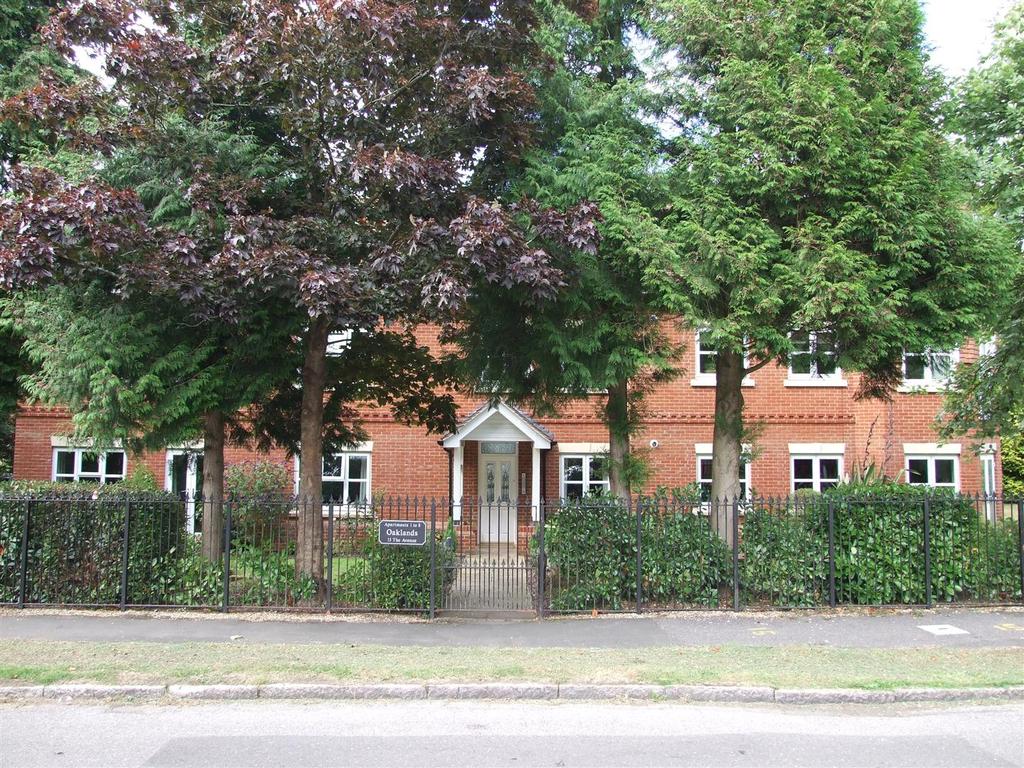 Oaklands, The Avenue, Tadworth, Surrey 2 bed flat £1,350 pcm (£312 pw)